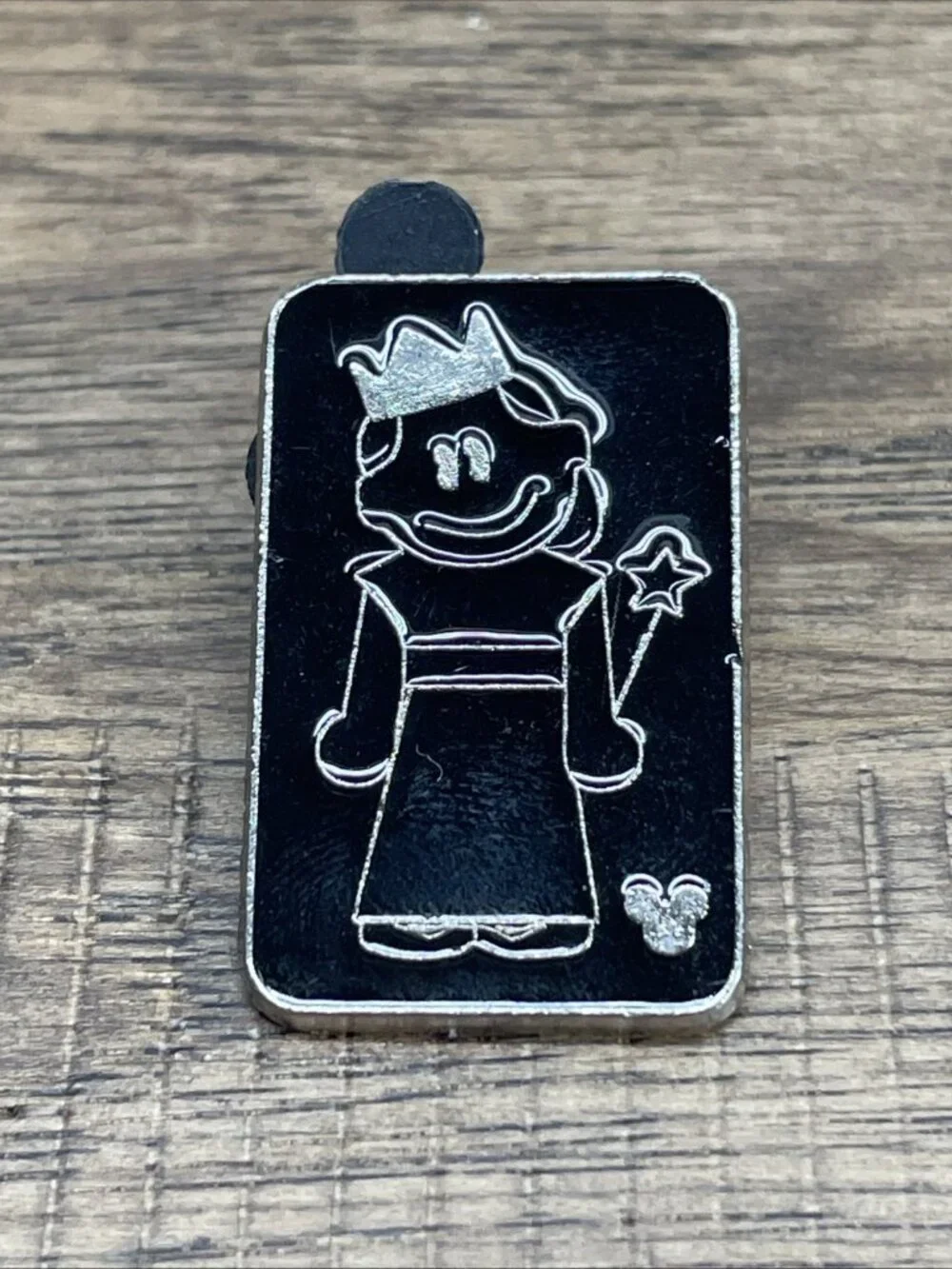 Disney SISTER WEARING CROWN WITH WAND COMPLETER HIDDEN MICKEY FAMILY PIN KG JD